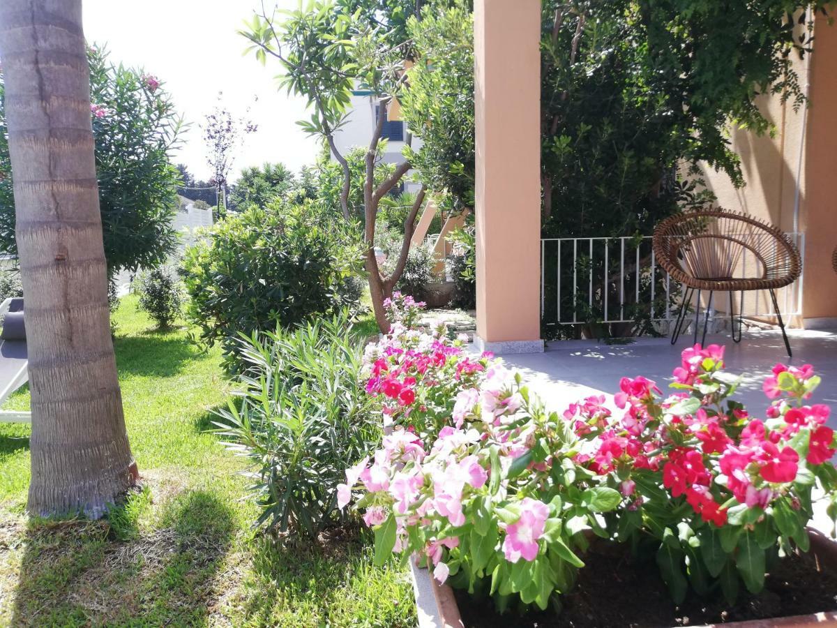 Mondello Felix - Appartamenti In Villa A 600M Dal Mare Εξωτερικό φωτογραφία